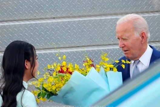 Nữ sinh tặng hoa cho Tổng thống Mỹ Joe Biden là ai?