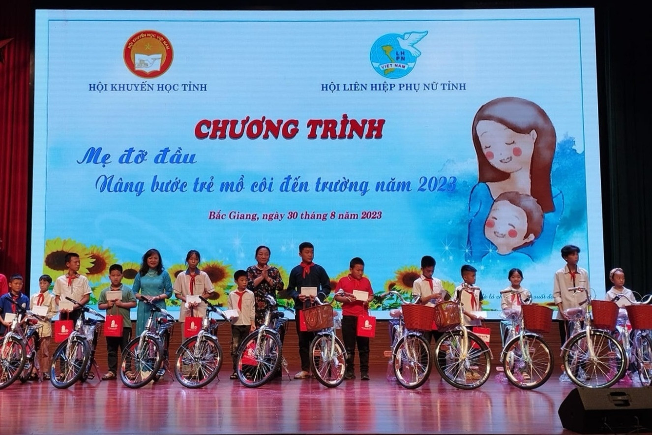 Nhiều học sinh giỏi ở Bắc Giang được tặng xe đạp dịp đầu năm học mới