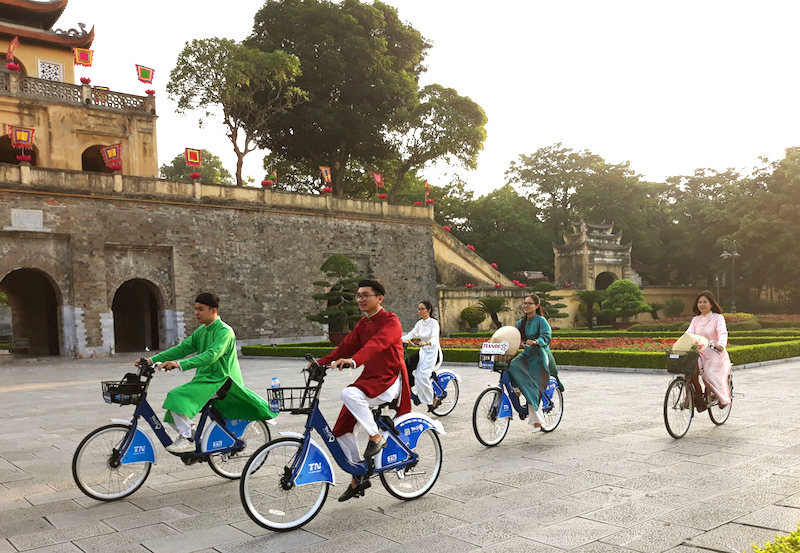 189m-long Ao Dai sets Vietnam record