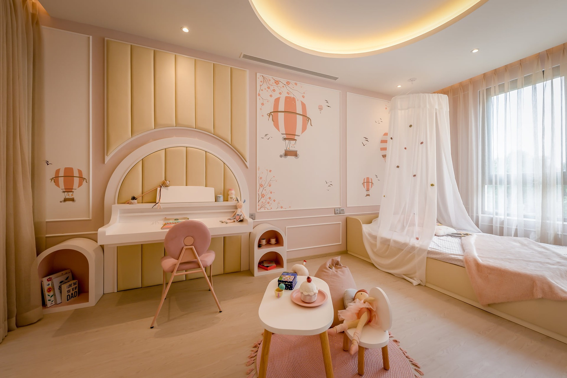 Riêng phòng ngủ bé gái thiết kế với tông màu hồng pastel, kết hợp những đường cong… khiến tổng thể không gian mềm mại, dễ thương.
