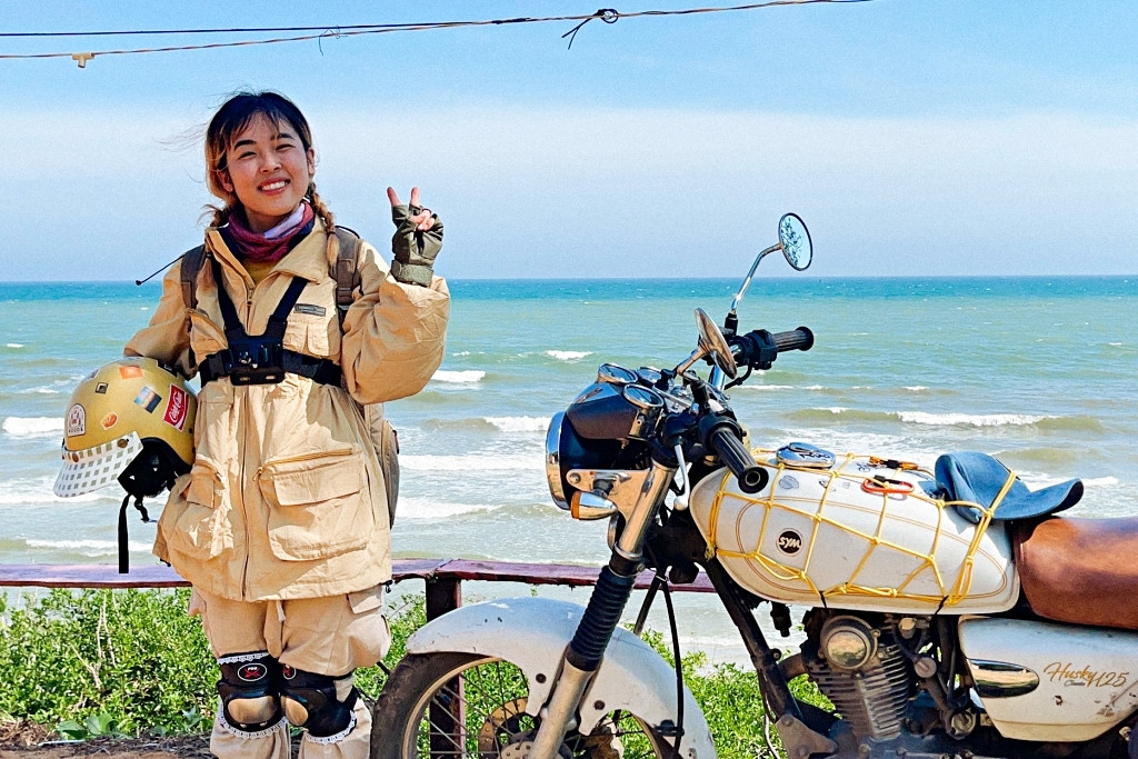 Cô gái 1m50 một mình lái mô tô xuyên Việt, tiết kiệm bằng cách ngủ nhờ