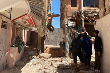 Người dân Maroc tuyệt vọng tìm kiếm thân nhân bị chôn vùi sau động đất