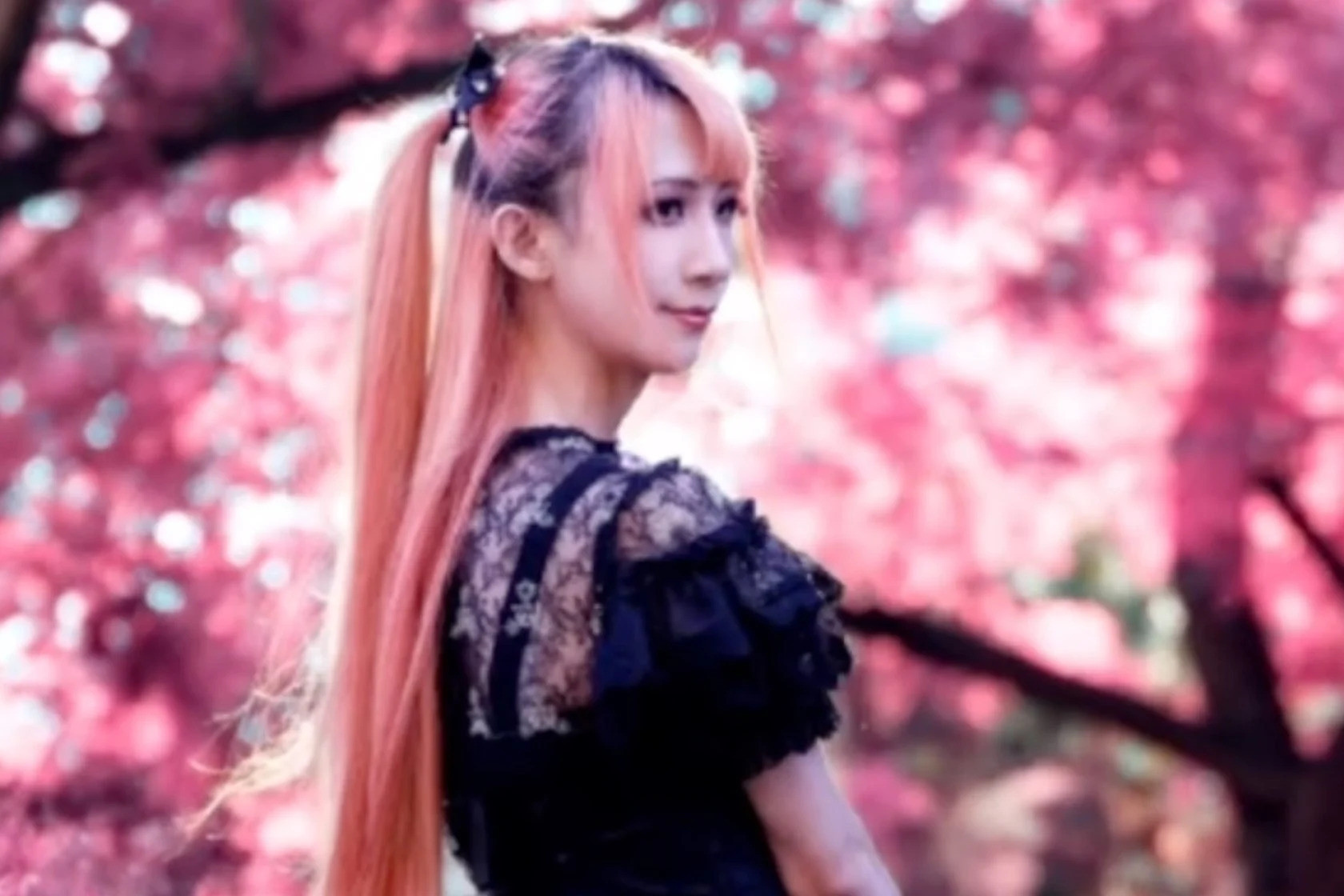 Người đàn ông ngày nào cũng mặc váy đi làm