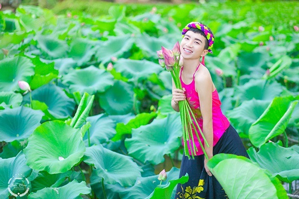 Bộ ảnh nam sinh giả gái chụp ở đầm sen gây tranh cãi