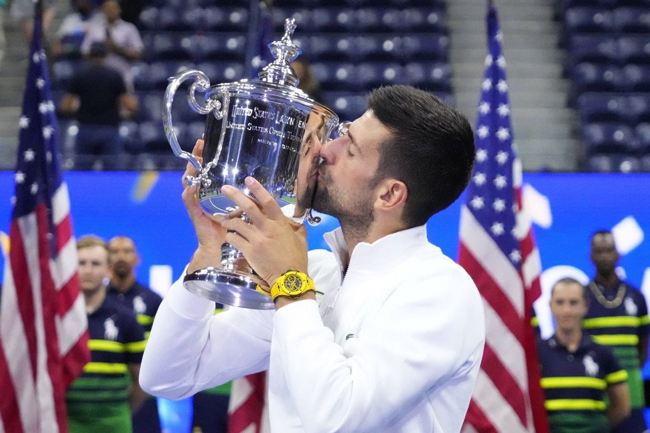Những khoảnh khắc Djokovic ngất ngây với chiếc cúp Grand Slam thứ 24
