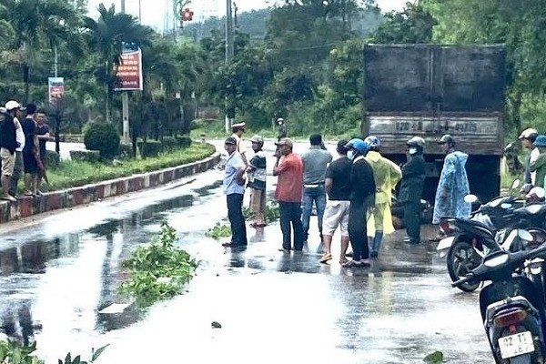Hai vợ chồng tử vong sau cú tông vào đuôi xe tải dừng bên đường