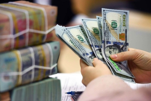 Tỷ giá trung tâm lên đỉnh lịch sử, giá USD ngân hàng hạ nhiệt