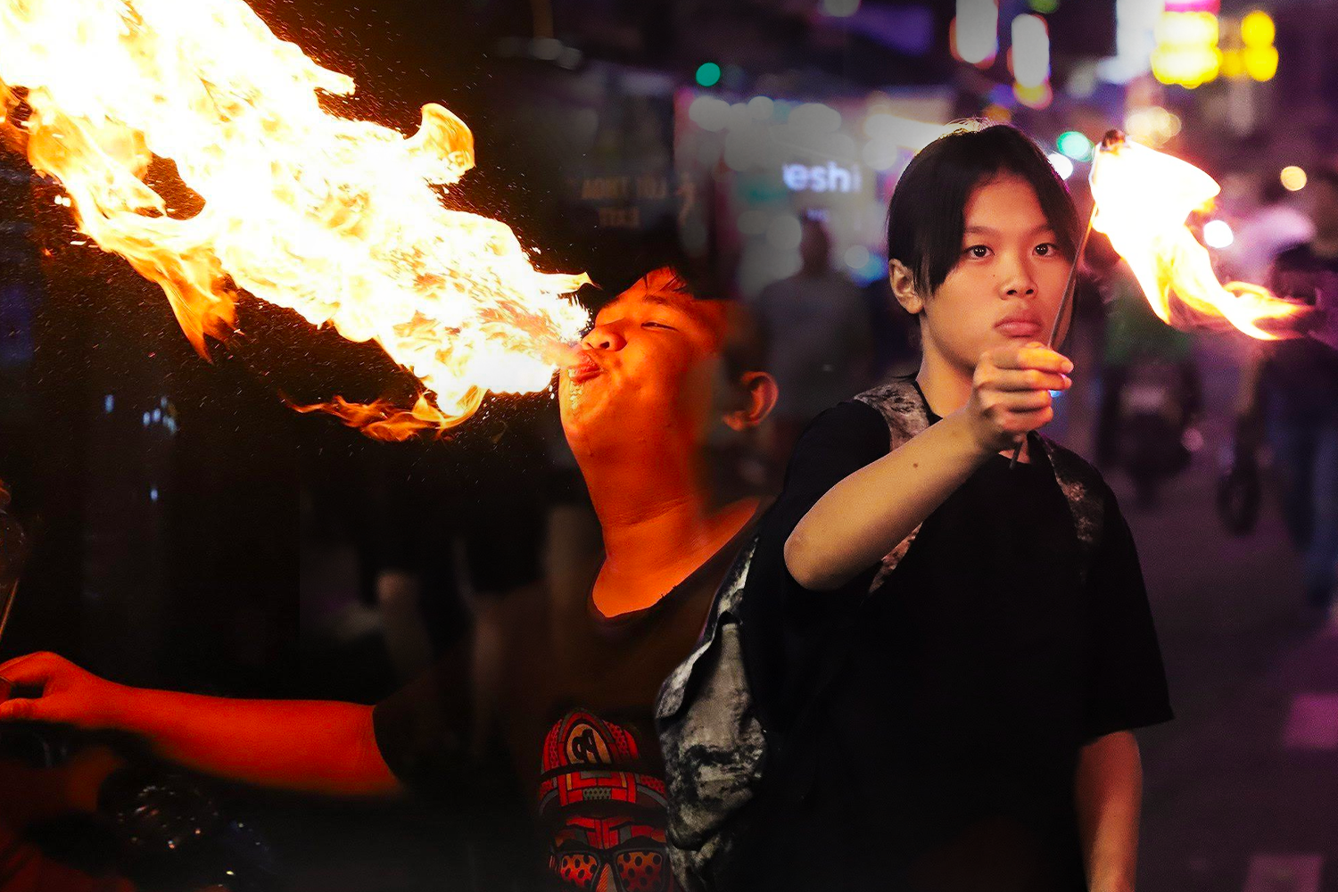 Bỏng miệng, nuốt dầu: Những đứa trẻ thổi lửa mưu sinh đêm ở phố Tây