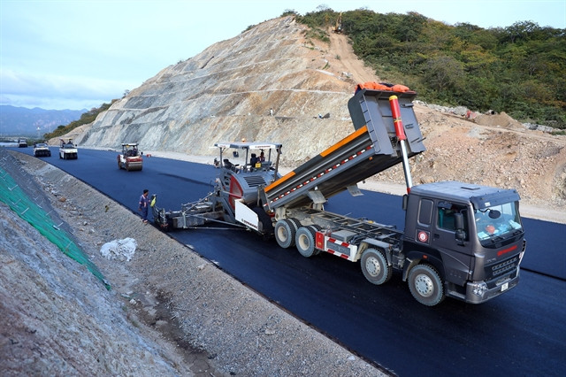 Country has enough sand for expressway projects in Mekong Delta: Deputy Minister