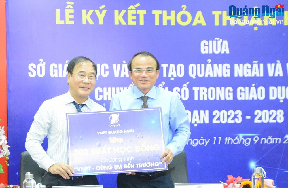 Giám đốc VNPT Quảng Ngãi Đào Đức Tuấn trao bảng tượng trưng 200 suất học bổng của Chương trình VNPT - Cùng em đến trường cho học sinh nghèo trên địa bàn tỉnh.