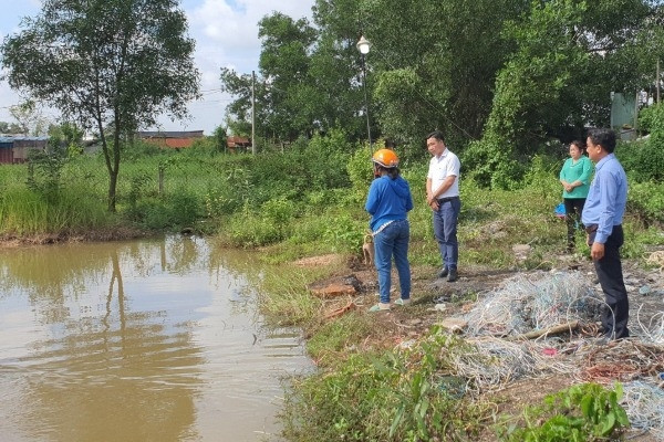 Hai bé trai tử vong dưới ao nước ở TP.HCM