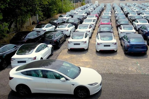 Hàng trăm xe điện Tesla phiên bản mới lần đầu lộ diện trong bãi tập kết