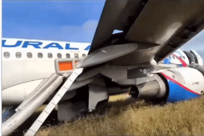Máy bay Nga chở 170 người hạ cánh xuống cánh đồng