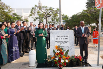 Phó Chủ tịch nước khai trương biển tên mới Đại lộ Hồ Chí Minh ở Mozambique