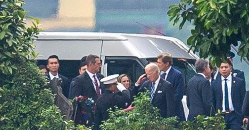 US President pays tribute to late Senator John McCain at Truc Bach Lake