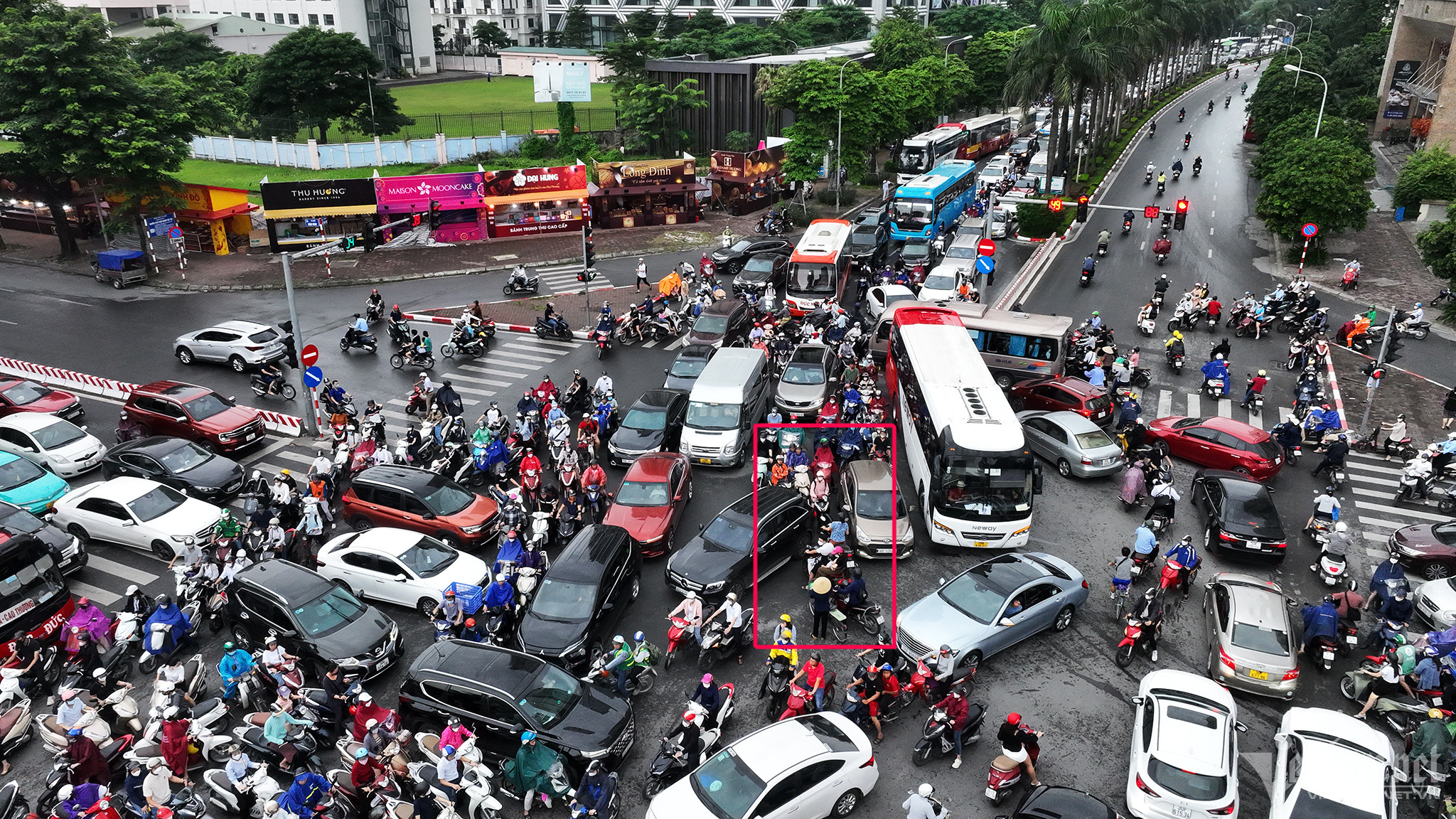 Nút giao như mớ bòng bong khi vắng bóng cảnh sát