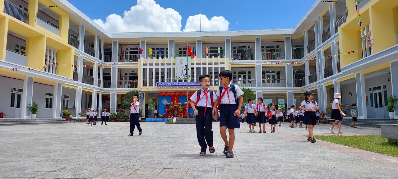 Vụ phản đối sáp nhập trường: Học sinh đến lớp nhưng không dám vào vì 'sợ ba mẹ'