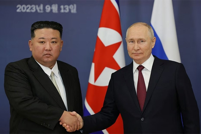 Chủ tịch Kim Jong Un gặp Tổng thống Putin, Bình Nhưỡng phóng 2 tên lửa đạn đạo