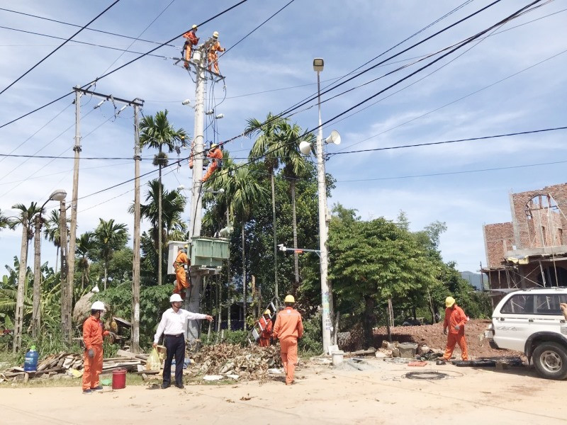 Thi công sửa chữa lưới điện. Ảnh: T.H