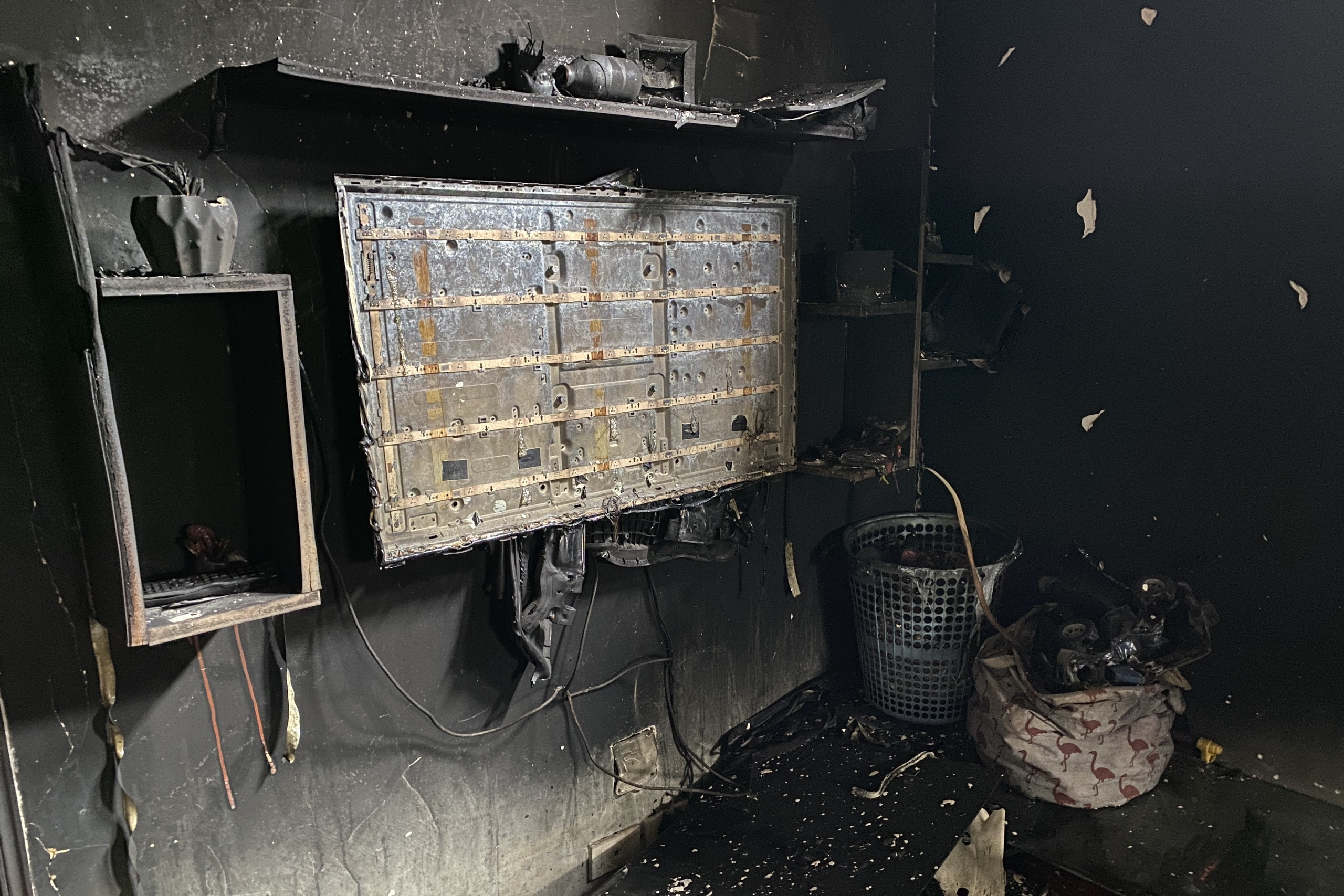 Clip bên trong hiện trường vụ cháy chung cư mini ở Khương Hạ