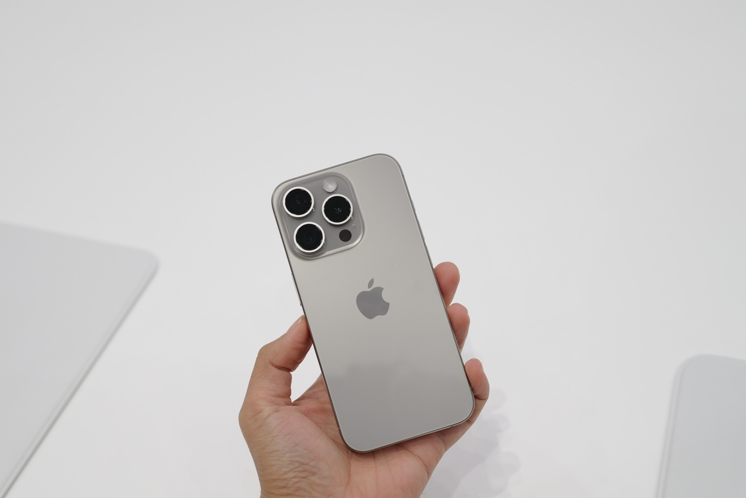 iPhone 15 vừa ra mắt, Thế Giới Di Động và Di Động Việt đã cạnh tranh về giá