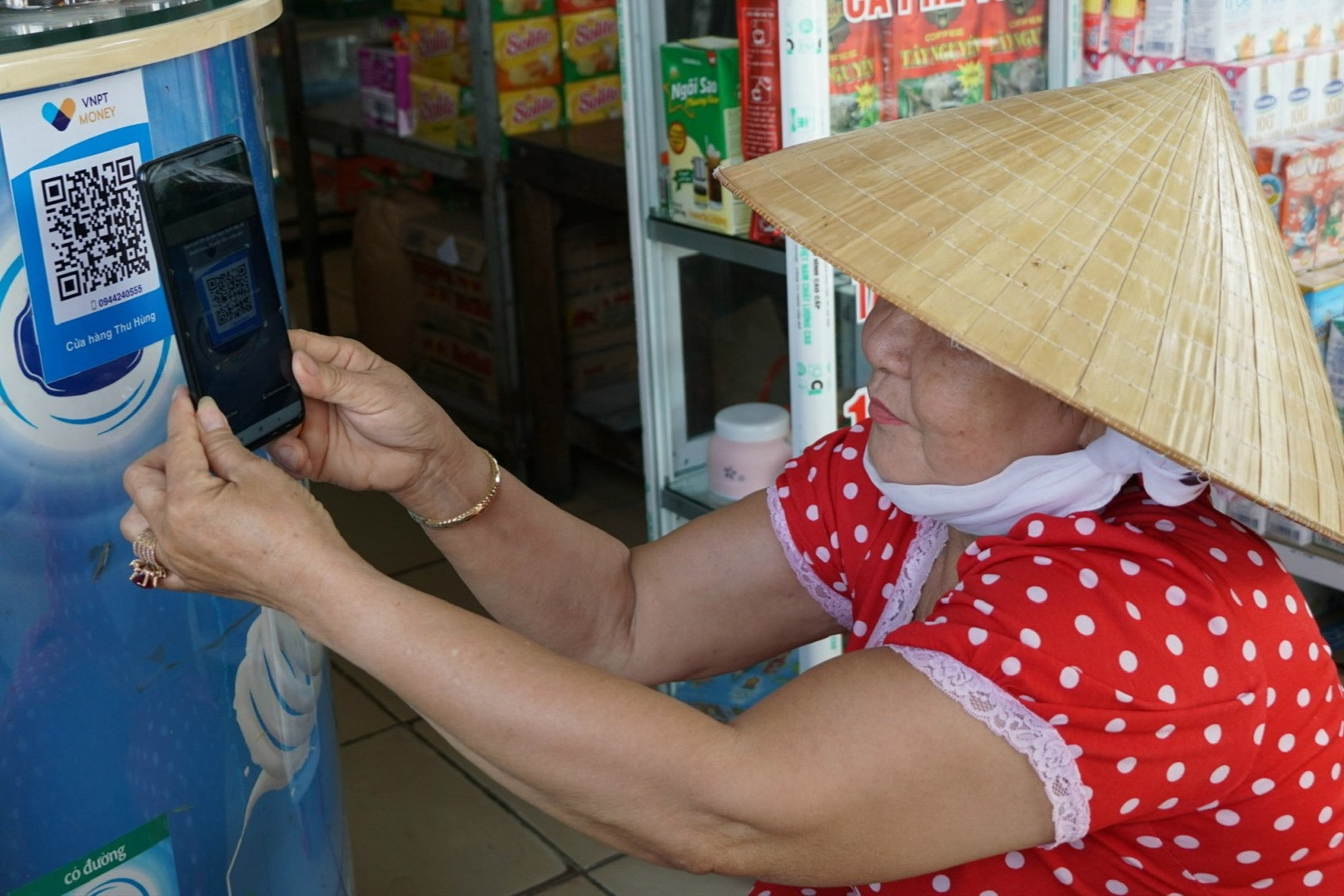 Người dân Cần Thơ đi chợ thời công nghệ số: Mua sắm không cần tiền mặt