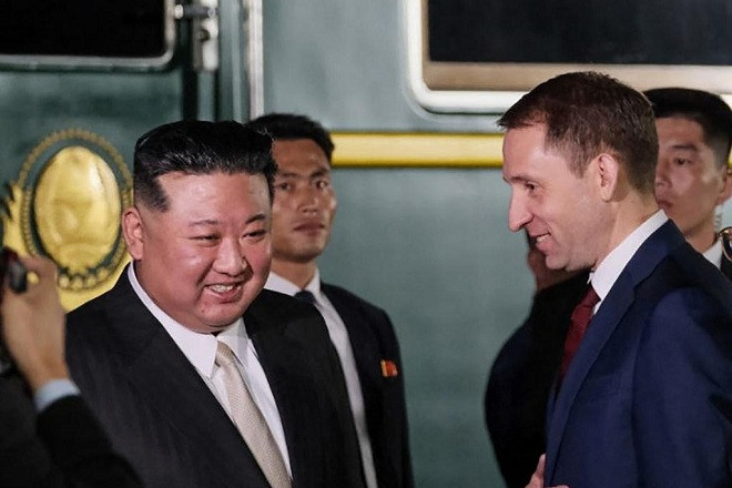 Ông Kim Jong Un gặp mặt và bắt tay Tổng thống Putin