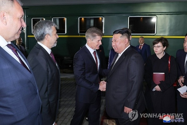 Ông Kim Jong Un gặp mặt và bắt tay Tổng thống Putin
