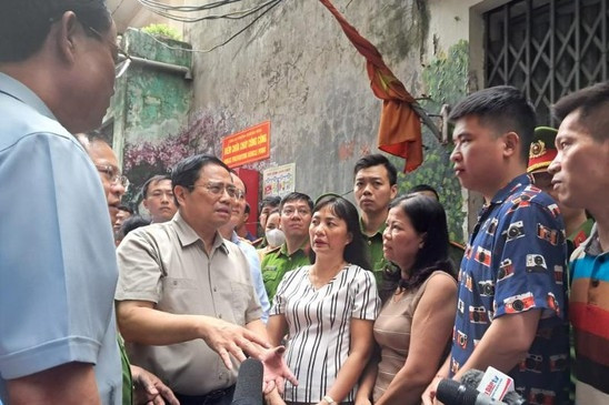 Thủ tướng thị sát hiện trường vụ cháy chung cư mini ở Khương Hạ