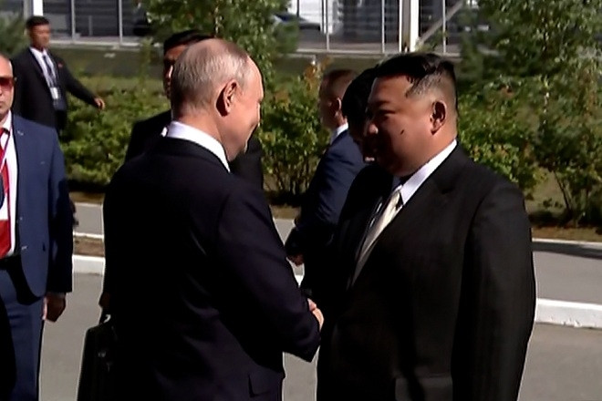Video Chủ tịch Kim Jong Un gặp mặt và bắt tay Tổng thống Putin