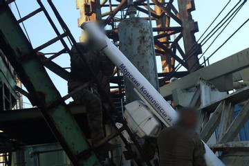 Video đặc nhiệm Ukraine thu giữ radar Nga khi đổ bộ lên giàn khoan gần Crưm