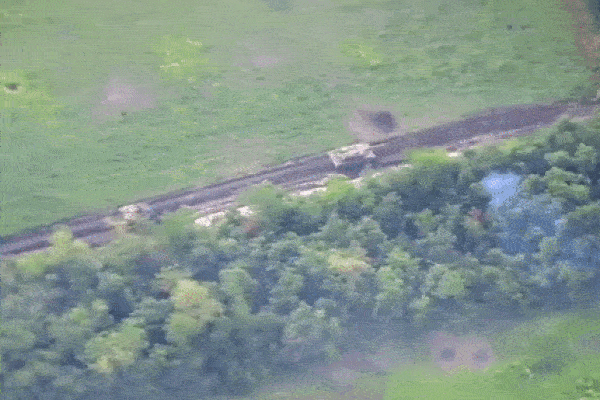 Video xe tăng Leopard 2 của Ukraine đối đầu 2 xe tăng T-80 của Nga