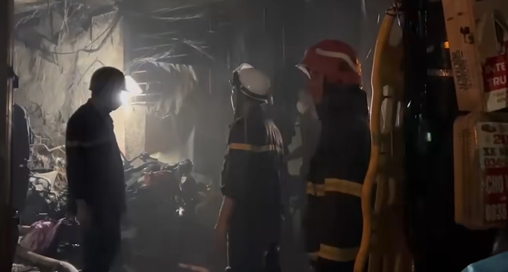 Clip bên trong hiện trường vụ cháy chung cư mini ở Khương Hạ