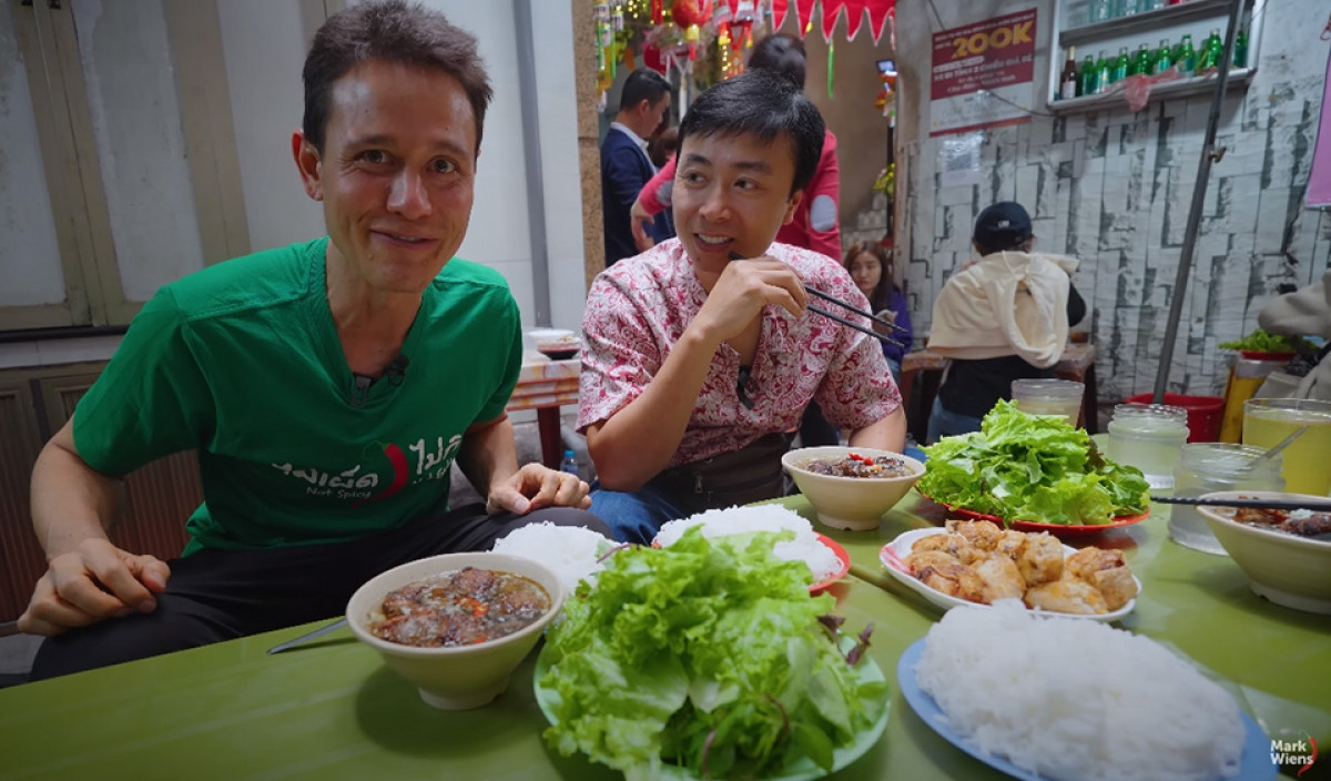 youtube food star mark wiens reveals five must-eat dishes in hanoi picture 2