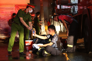 Hình ảnh các lực lượng 'chạy đua' cứu người trong vụ cháy chung cư mini ở Hà Nội
