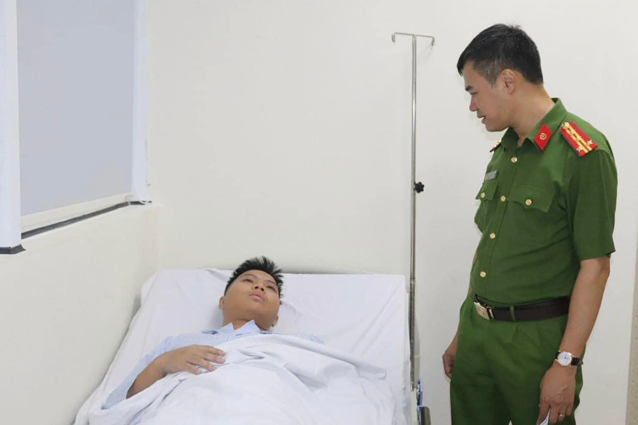 Công an quận Hà Đông thăm 4 chiến sĩ bị ngạt khói khi chữa cháy chung cư mini