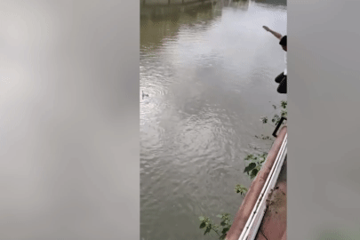 Khoảnh khắc người đàn ông liều mình nhảy xuống sông cứu bé gái bị cuốn trôi