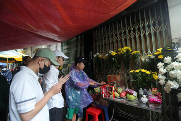 Người dân đến đặt hoa, tưởng niệm nạn nhân tử vong trong vụ cháy chung cư