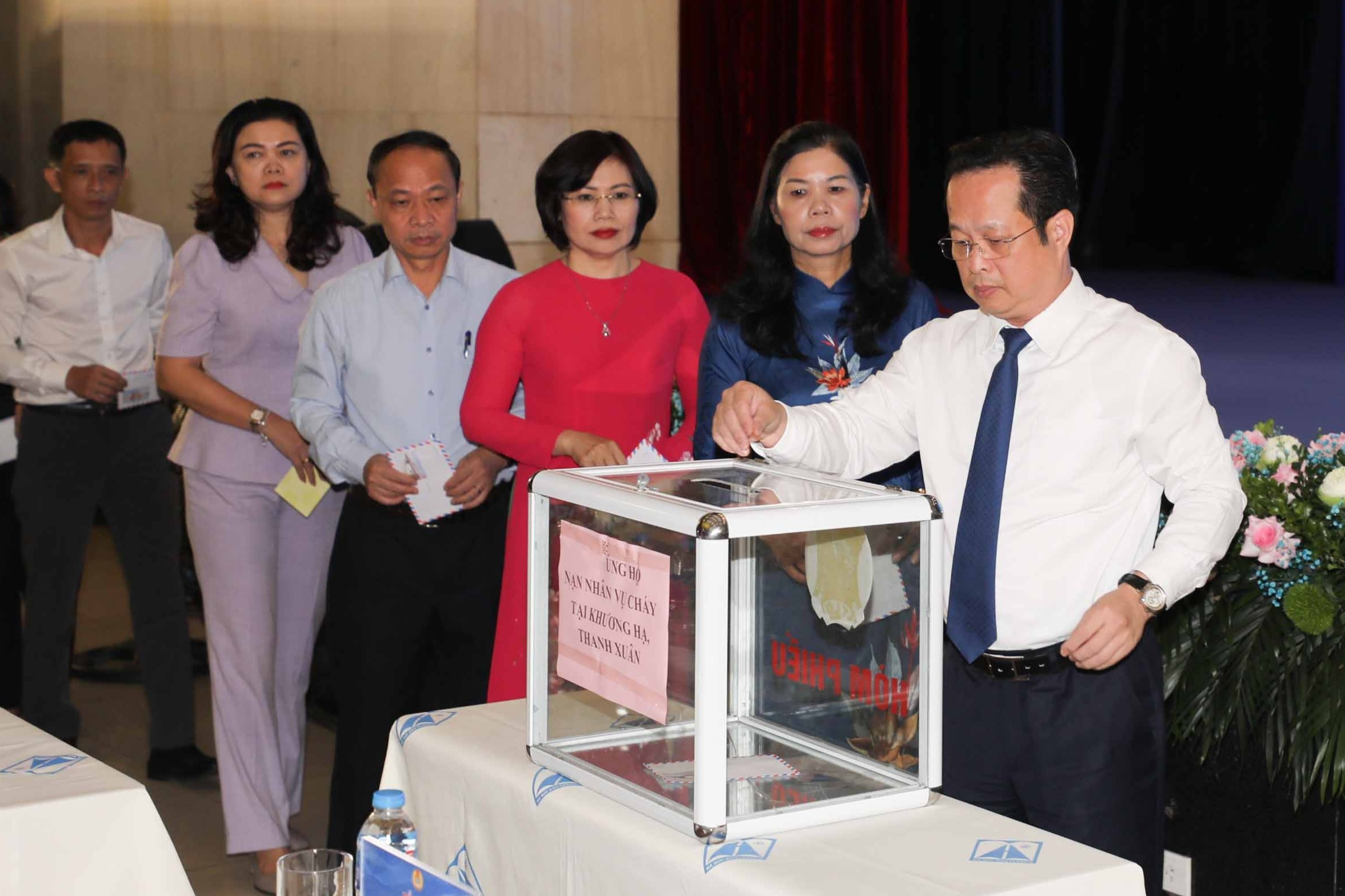 Sở GD-ĐT Hà Nội bỏ văn nghệ hội nghị, quyên góp cho nạn nhân vụ cháy Khương Hạ