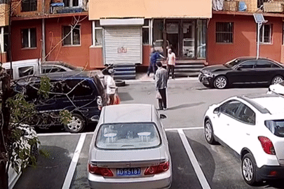Tài xế hung hăng đạp ga đâm nát chiếc xe Audi đỗ bên đường