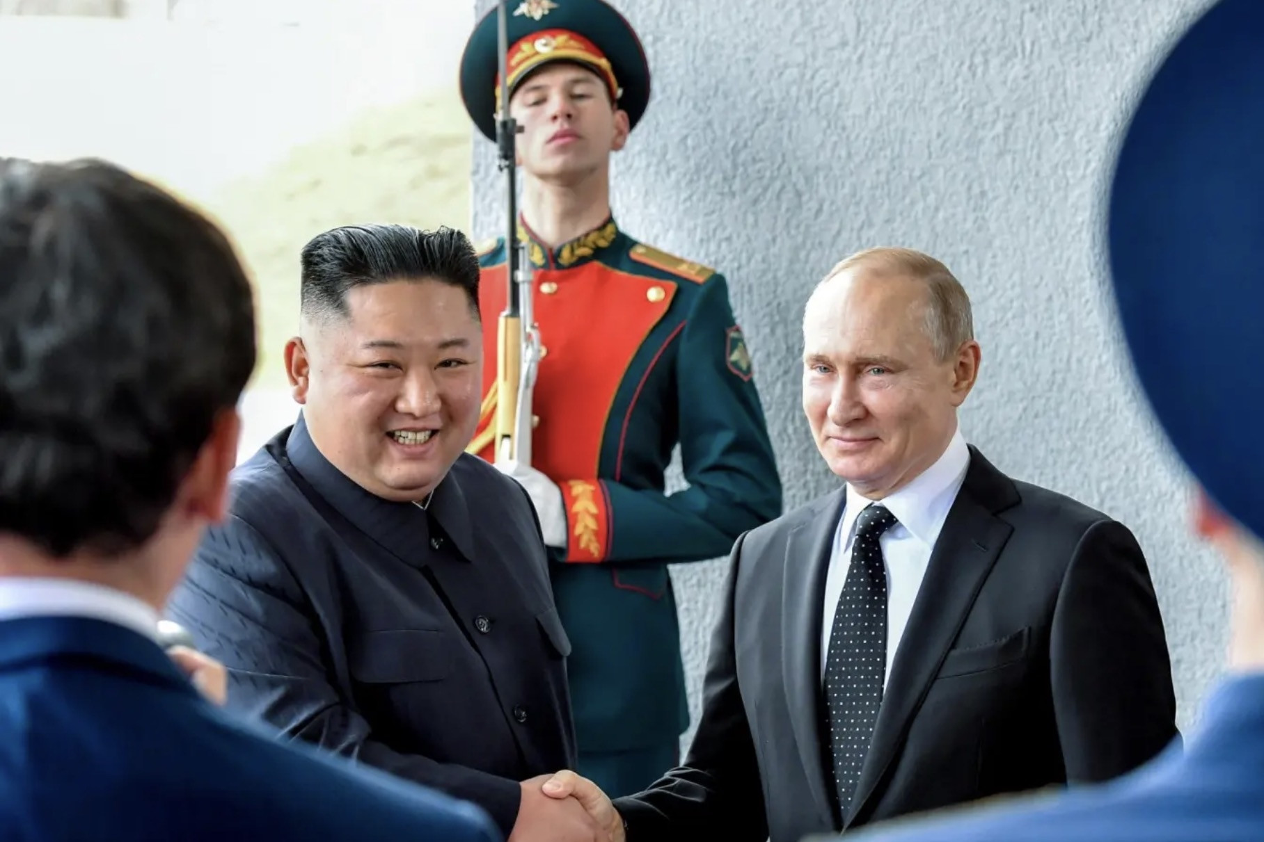 Tổng thống Nga và lãnh đạo Triều Tiên tặng nhau súng trường