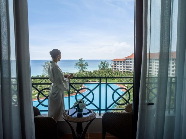 Luxurious coastal resorts race for discounts in the year-end travel season. (Photo: VietnamPlus) ảnh 2