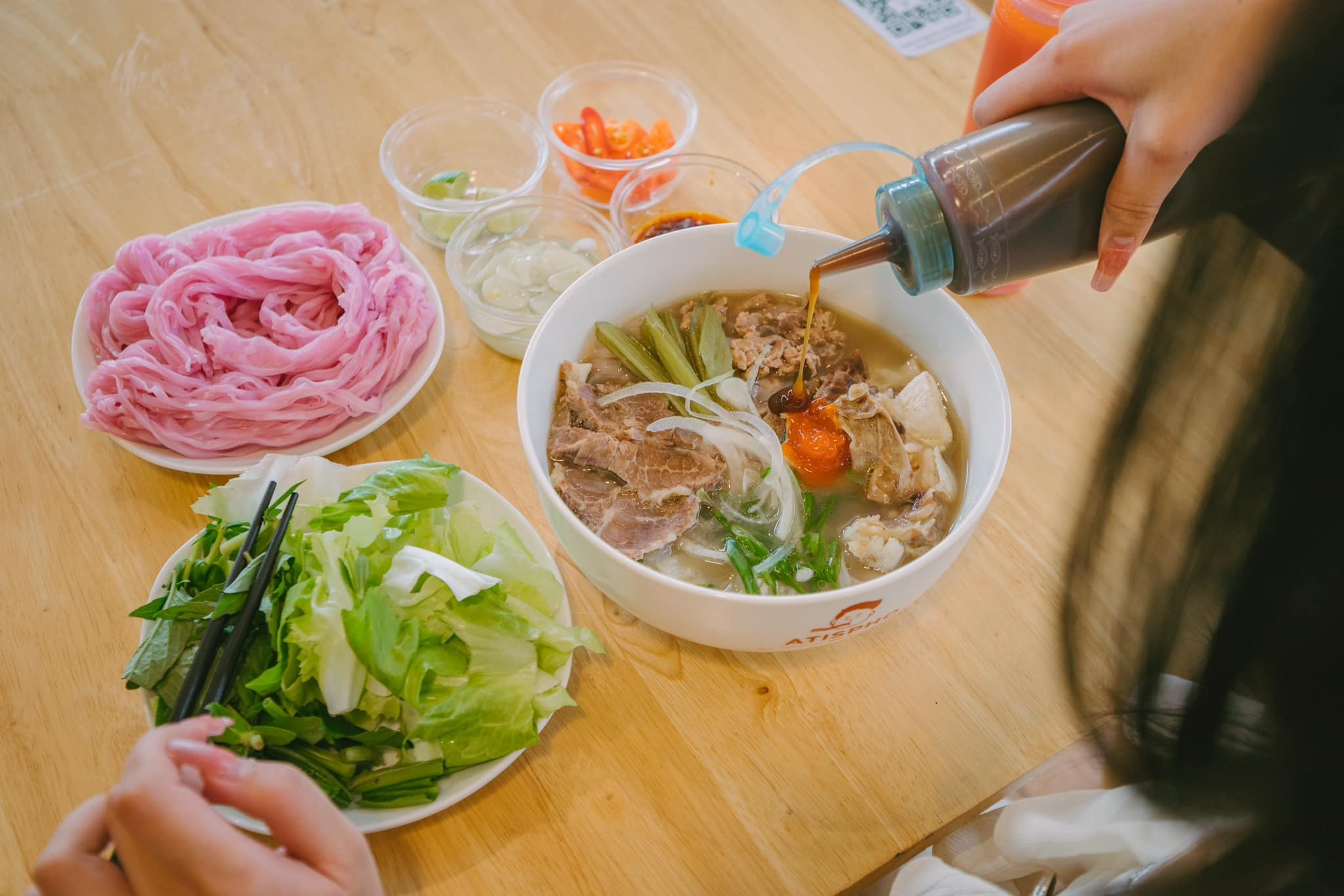 Young man makes red pho from Da Lat's artichoke flowers