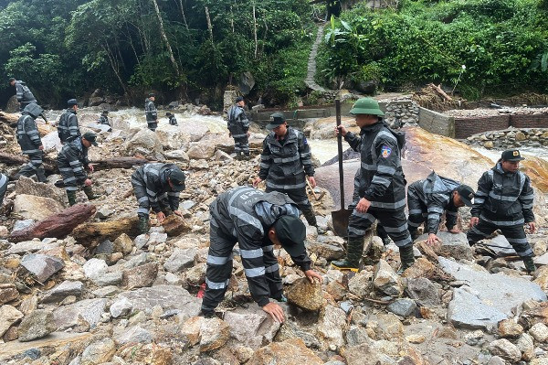Cảnh sát cơ động hành quân bộ tới khắc phục hậu quả trận lũ quét ở Lào Cai