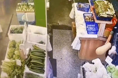 Chủ cửa hàng 'ngã ngửa' khi phát hiện hành động của người phụ nữ vào mua hàng