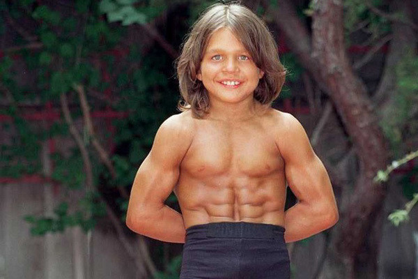 Diện mạo sau 21 năm của cậu bé có cơ bắp cuồn cuộn gây 'sốt' khắp thế giới