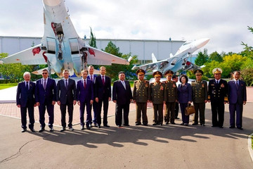 Hình ảnh ông Kim Jong Un đi thăm nhà máy sản xuất Su-35 và Su-57 của Nga