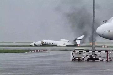 Máy bay tư nhân Ấn Độ gãy làm đôi khi hạ cánh