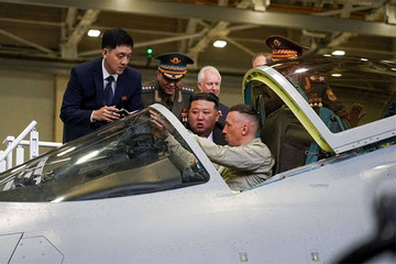 Ông Kim Jong Un thăm nhà máy sản xuất máy bay Nga, xem chiến cơ Su-35 trình diễn
