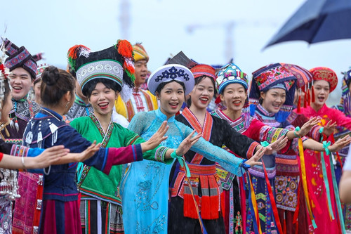 Các chàng trai, cô gái dân tộc Choang múa, hát trong mưa chào đón Thủ tướng